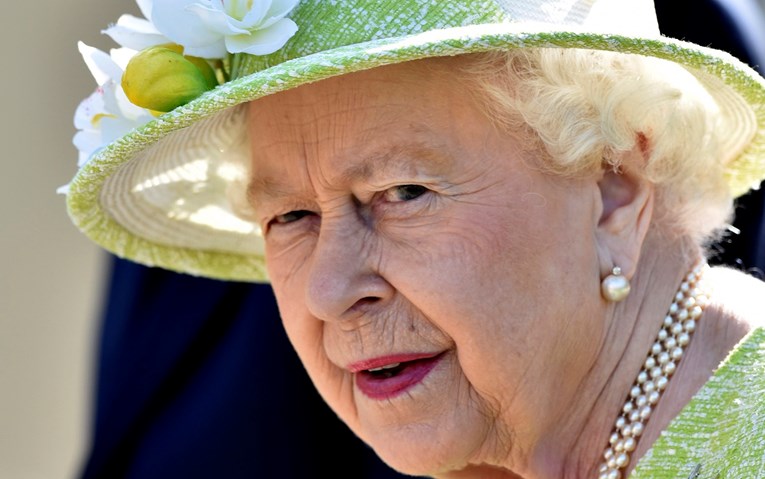 Britanska kraljica odlučila prestati voziti javnim cestama