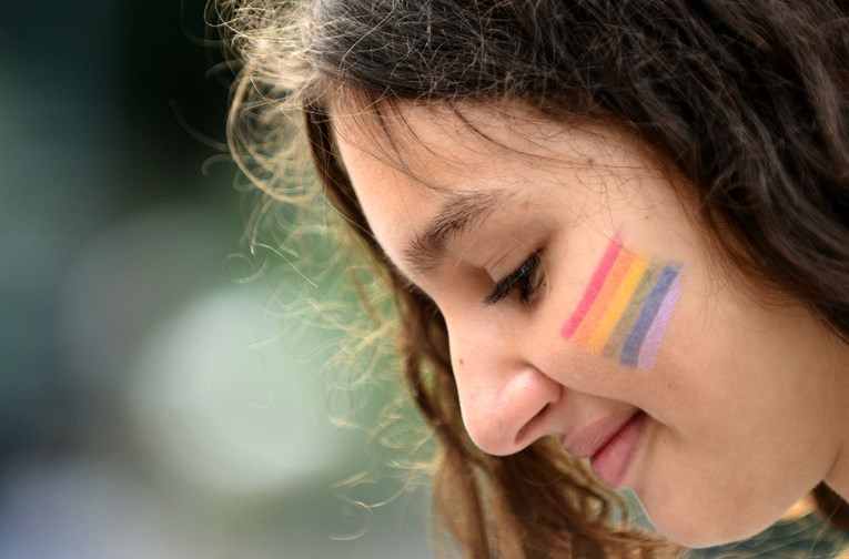 Britanska agencija: Djeca u školama moraju učiti o istospolnim parovima