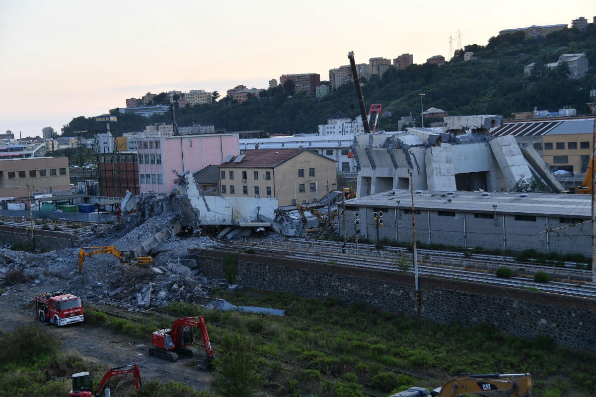 Psi traže preživjele ispod betonskih blokova u Genovi, objavljene nove snimke