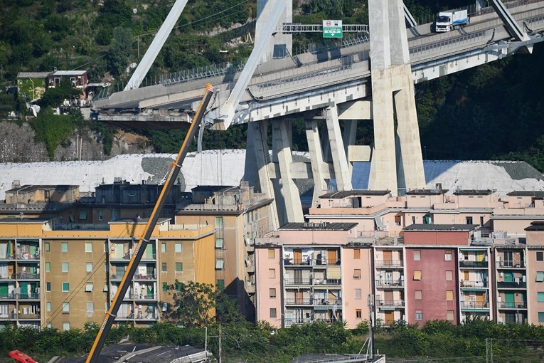 Pucaju ostaci vijadukta u Genovi, blokiran pristup kućama