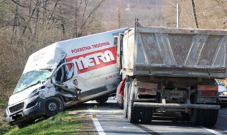 Kamion se kod Požege zabio u vozačevu stranu kombija