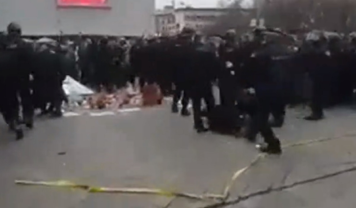 VIDEO Policija u Banjoj Luci cipelari zastupnika oporbe dok leži na podu