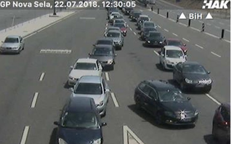Kilometarske kolone na granici s BiH na jugu zemlje, čeka se satima