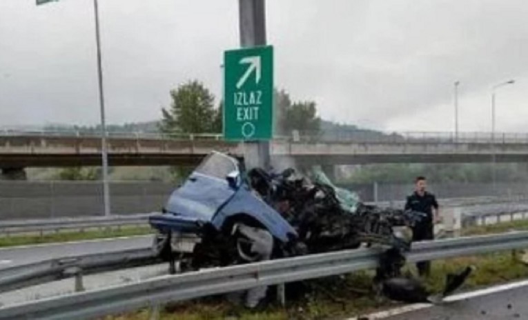 FOTO U strašnoj nesreći kod Sarajeva poginule tri djevojke, BMW-om se zabile u stup