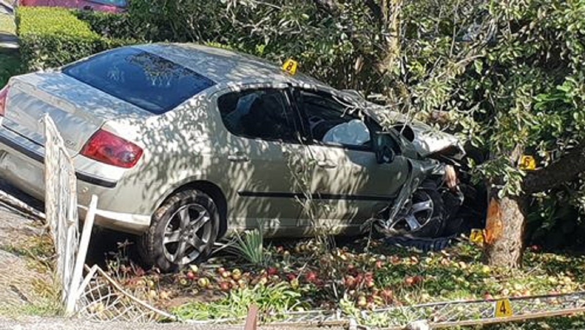 Auto sletio s ceste u Požegi, jedna osoba ozlijeđena