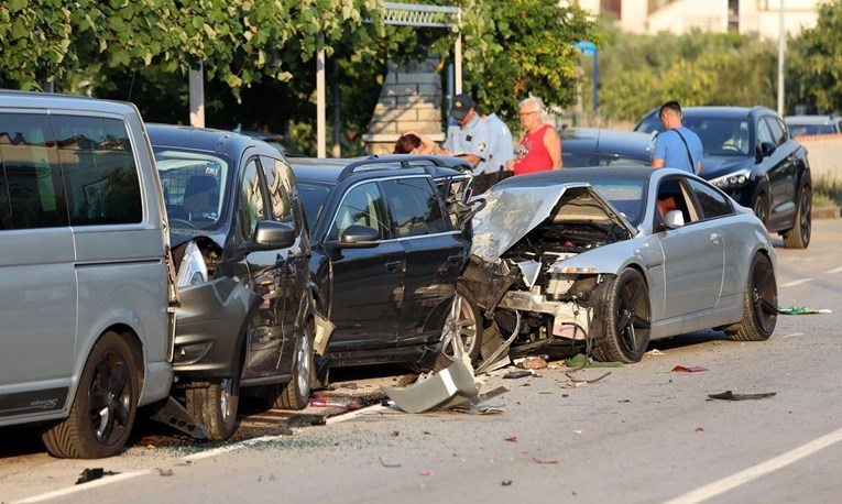 Pijani mladić se BMW-om kod Vodica zabio u 4 parkirana auta