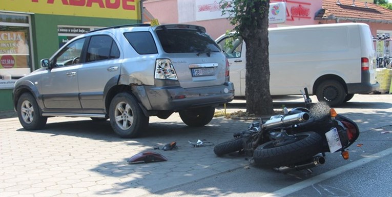 U sudaru u Slavonskom Brodu teško ozlijeđen motociklist