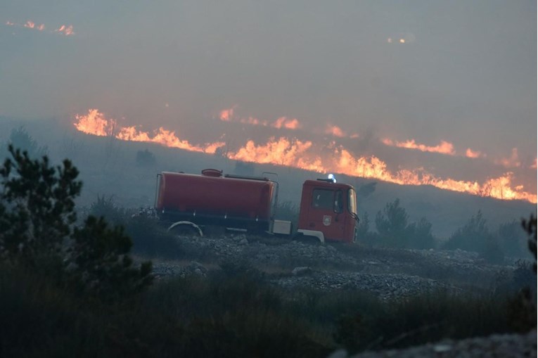 Požar kod Zadra: Evakuirano 200 ljudi, vatra prijetila kućama. Evo detalja