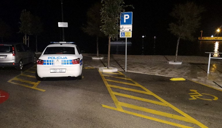 Policajka u Primoštenu parkirala na mjestu za invalide