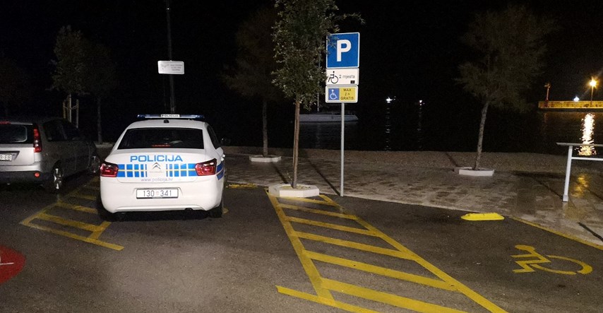 Policajka u Primoštenu parkirala na mjestu za invalide