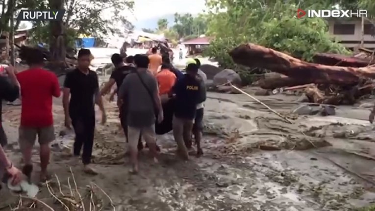 VIDEO U poplavama u Indoneziji poginulo najmanje 50 ljudi