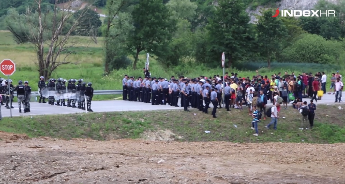 VIDEO Napeto na granici: Migranti zaustavljeni na 100 metara od granice