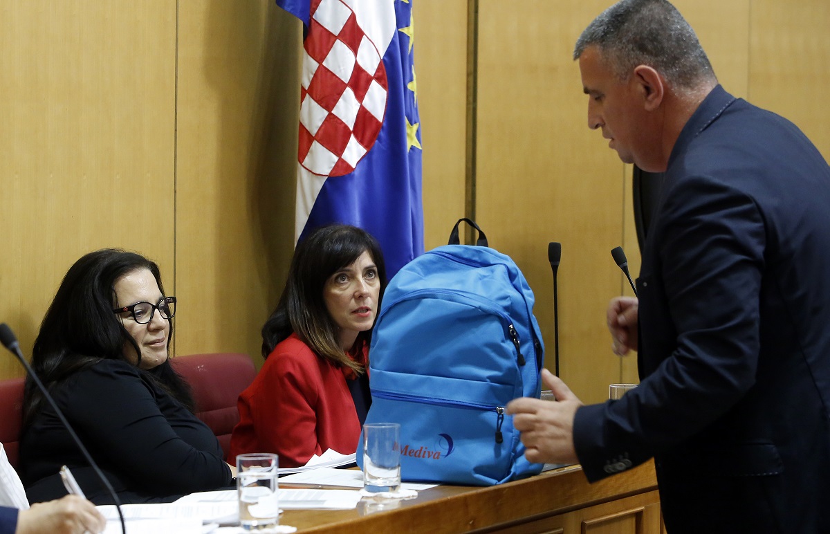 Bulj u saboru poklonio ministrici Divjak ruksak pun knjiga