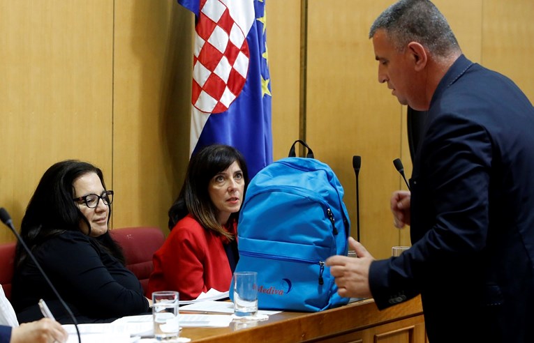 Bulj u saboru poklonio ministrici Divjak ruksak pun knjiga