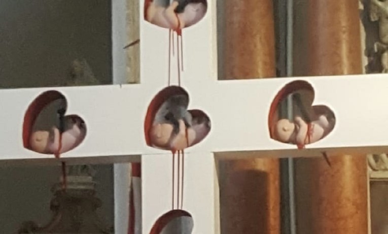 Crkva u Vodicama postavila križ s fetusima iz kojih se cijedi krv