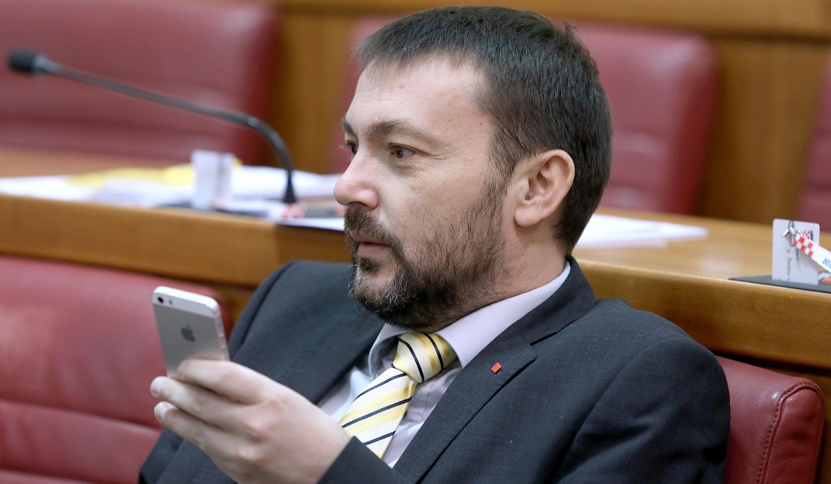 Bauk trola Kolindu: "Ništa vam nije sveto!"