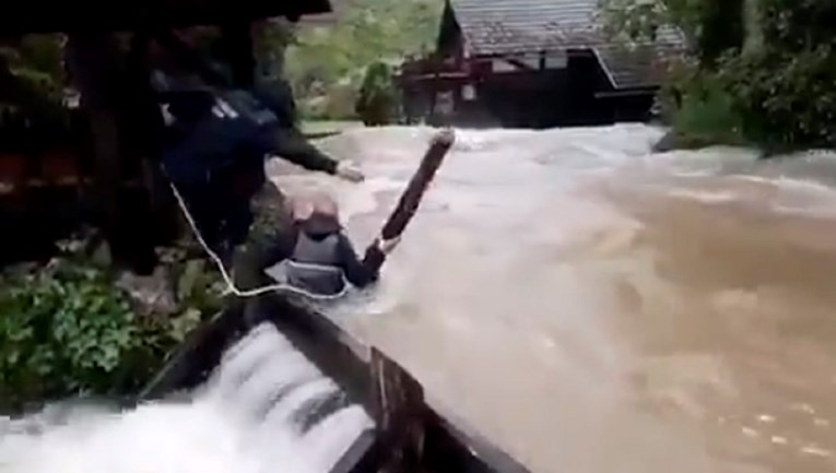 HGSS objavio snimku spašavanja čovjeka iz poplave: "Ne ulazite u vodu"