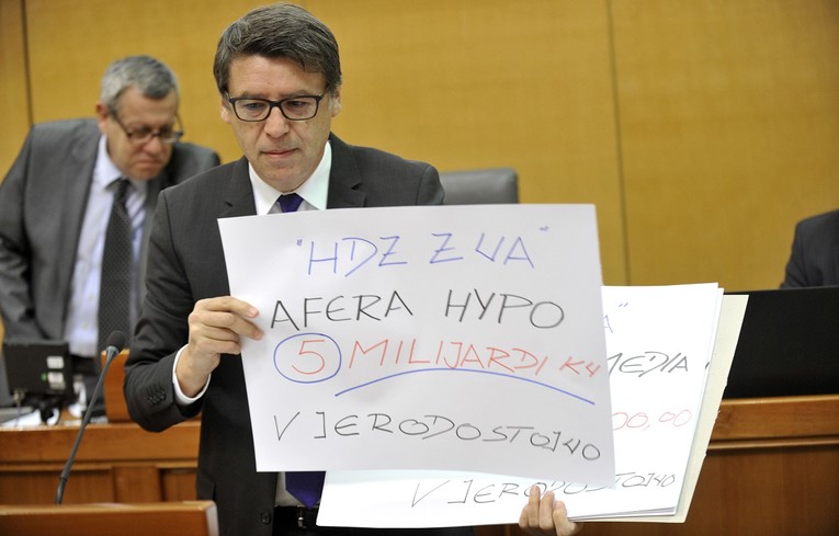 Jovanović izveo performans u saboru, nabrojao je HDZ-ove afere