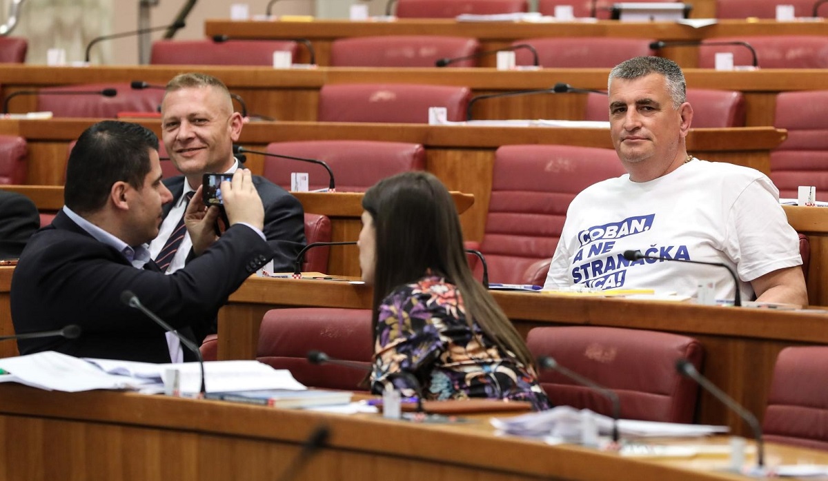 Miro Bulj došao u sabor u novoj majici. Je li to poruka HDZ-u?
