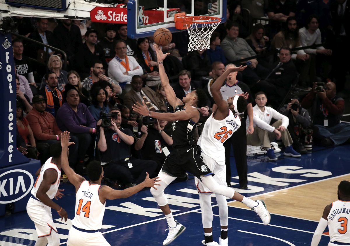 Ništa od udarca u jaja: Giannis uništio Knickse, Hezonja gledao s klupe