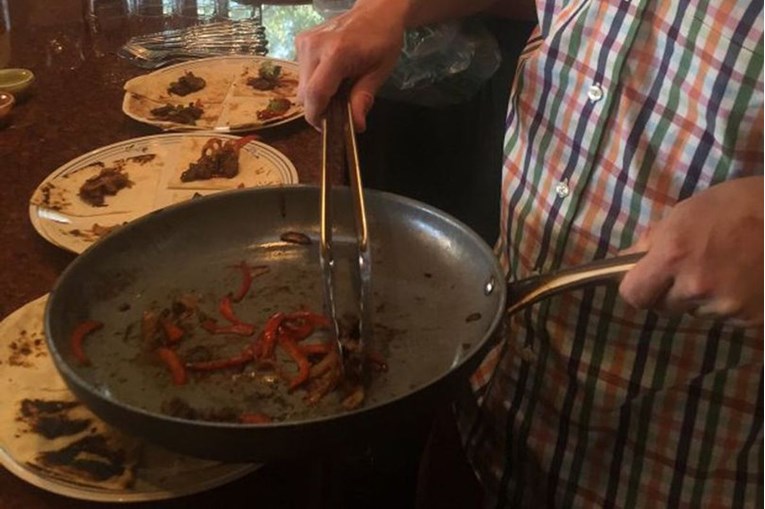 Nakon nesreće mu morali amputirati nogu, a on ju je poslužio prijateljima za večeru