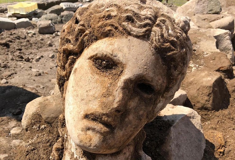 U Rimu otkrivena neobično očuvana glava kipa antičkog božanstva