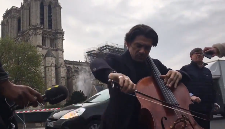 Poruka nade: Francuski glazbenik zasvirao ispred uništenog Notre-Damea