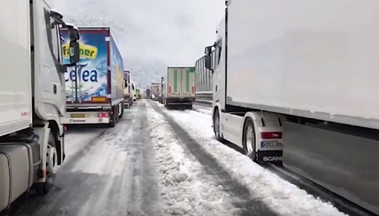 VIDEO Tisuće vozila zaglavilo u snijegu u Italiji. Vatrogasci spasili 200 vozača