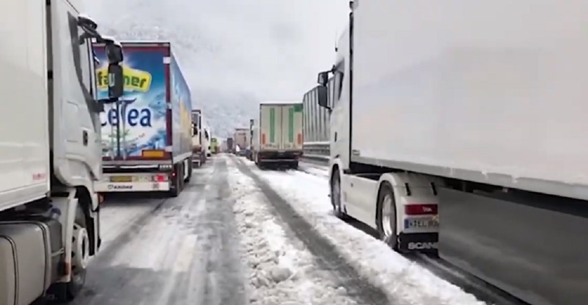Tisuće vozila zaglavilo u snijegu u Italiji. Vatrogasci spasili 200 vozača