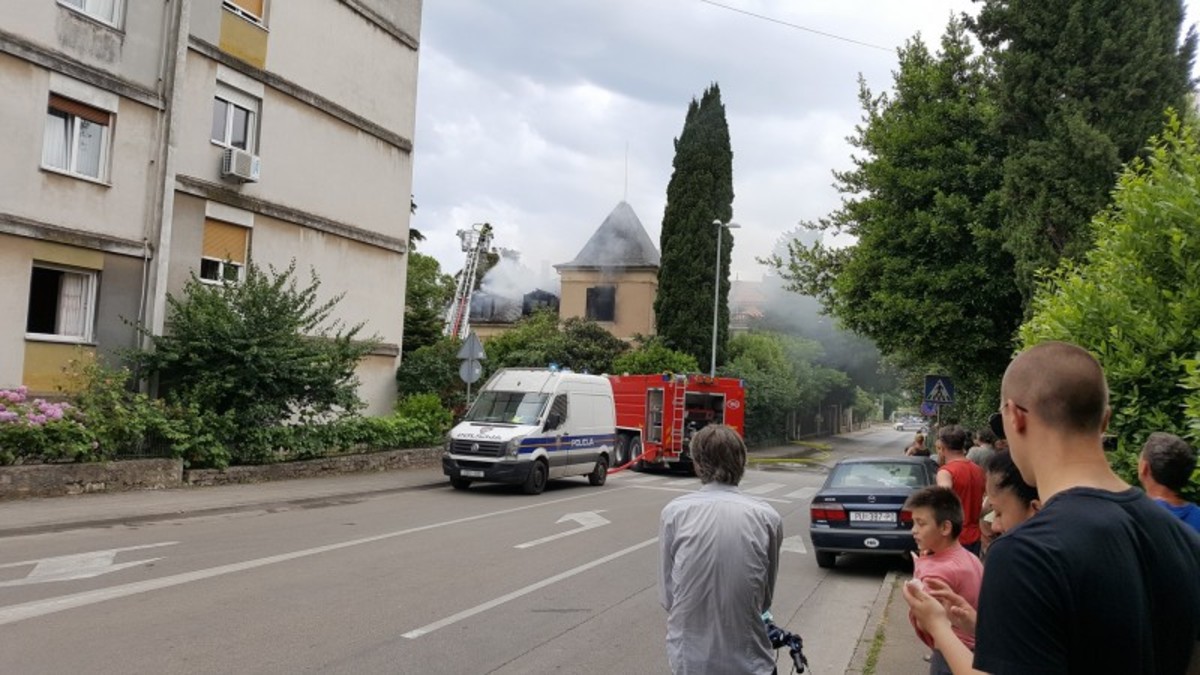U Puli se zapalila stara vila, čule su se i detonacije