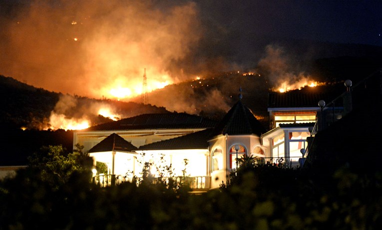 Dan iz pakla: Najgori požar sezone gutao kuće, vatrogasce čeka besana noć