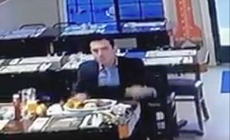 Konobarica u čudu gledala što radi besramni gost, nije znao da ga snima kamera