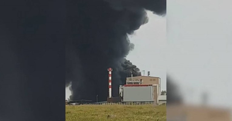 Gorjelo skladište zapaljivih tekućina kod Virovitice, vatrogasac se nagutao dima