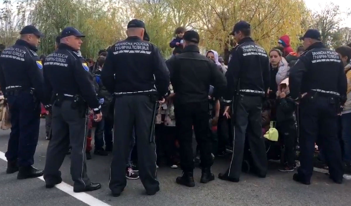 Djeca migranata na granici skandiraju "Hrvatska", pogledajte snimku