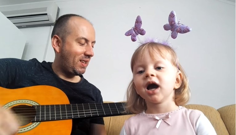 VIDEO Postaje YouTube zvijezda: Četverogodišnja Nejra rasturila hit Petra Graše