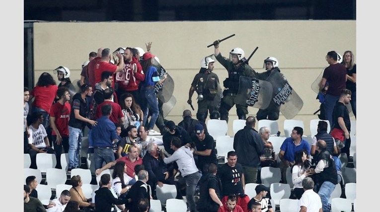 VIDEO Tučnjava navijača i policije u Grčkoj: Letjele stolice, korišten suzavac