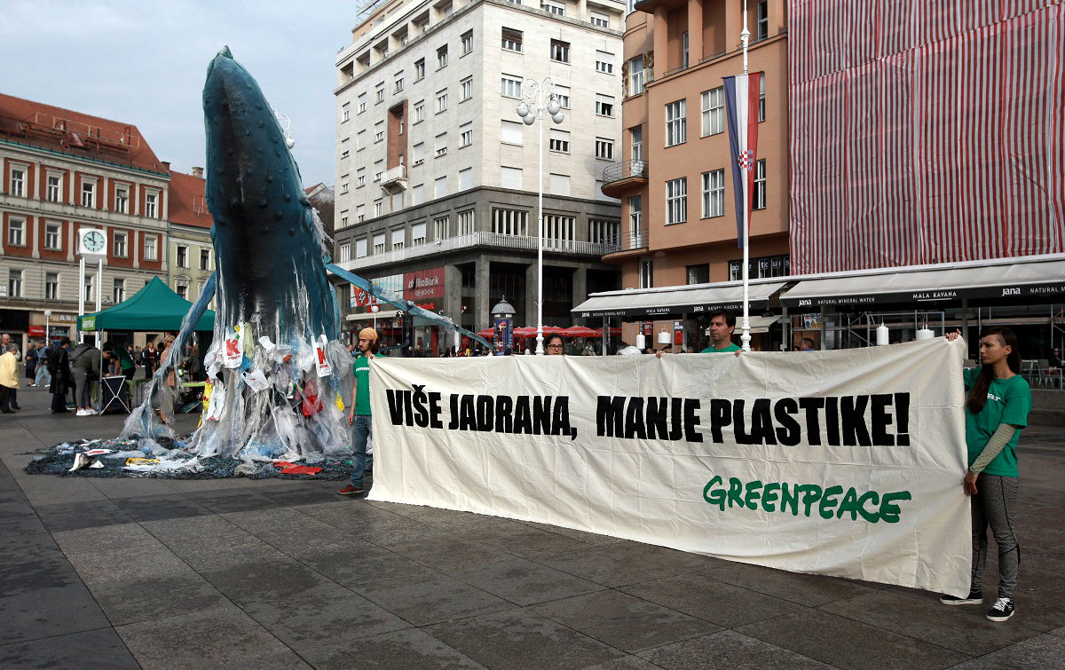 Aktivisti Greenpeacea u Zagrebu skulpturama kitova upozorili na problem plastike