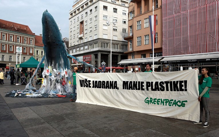 Aktivisti Greenpeacea u Zagrebu skulpturama kitova upozorili na problem plastike