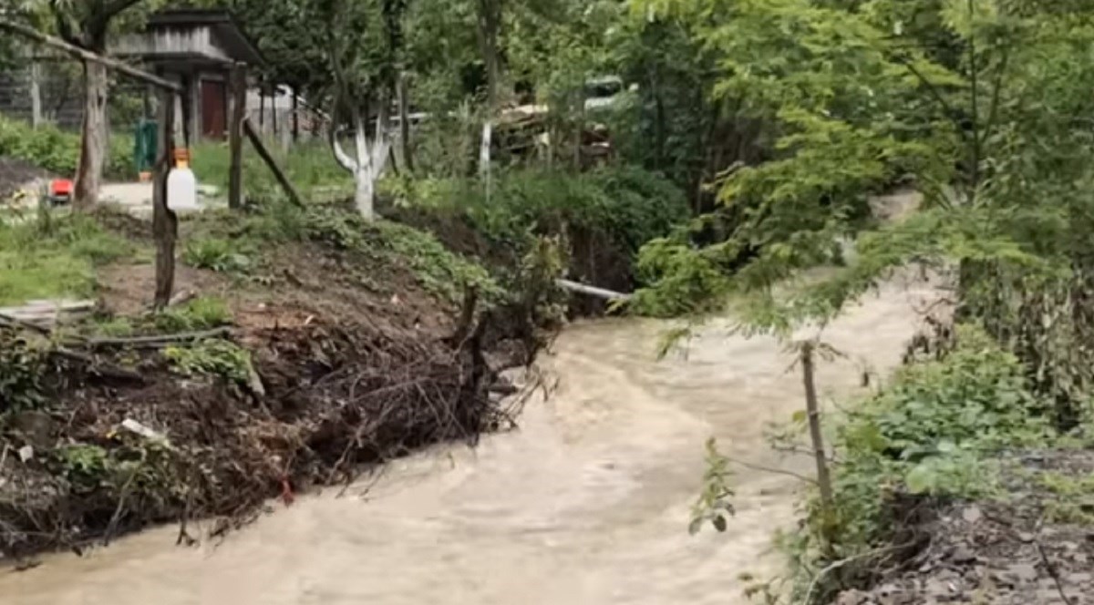 Dječak pao u nabujali potok u BiH, majka skočila za njim. Potraga prekinuta