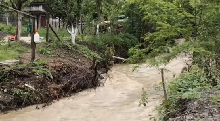 Dječak pao u nabujali potok u BiH, majka skočila za njim. Potraga prekinuta