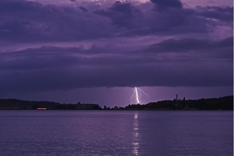 Upaljen meteoalarm, za vikend stižu grmljavinski pljuskovi