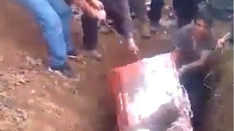 VIDEO Nije moglo gore: Bizarna nezgoda na sprovodu šokirala okupljene