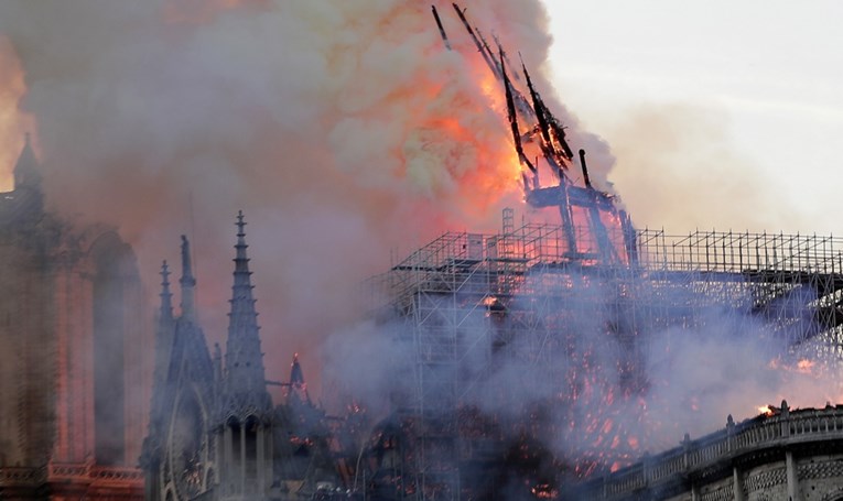 GALERIJA Ogroman požar guta katedralu Notre-Dame, fotografije su strašne