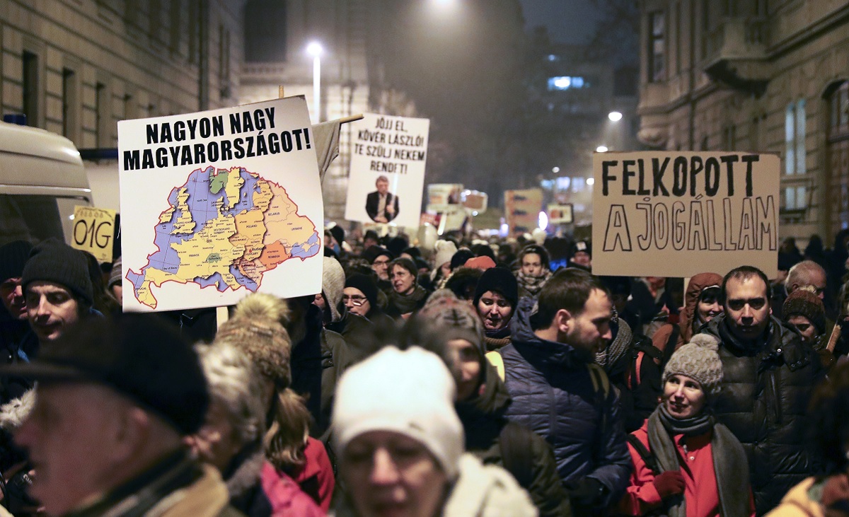 Tisuće ljudi u Budimpešti prosvjeduju protiv zakona o radu