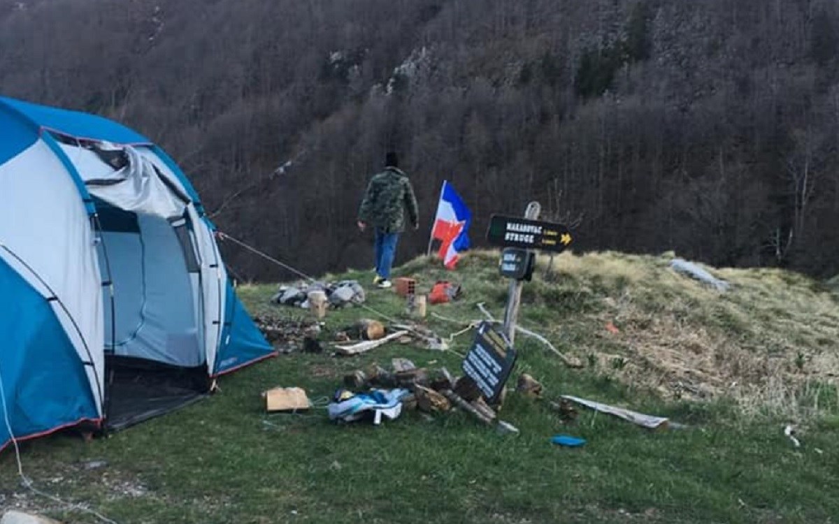 FOTO Slovenci na Velebitu izvjesili zastavu Jugoslavije