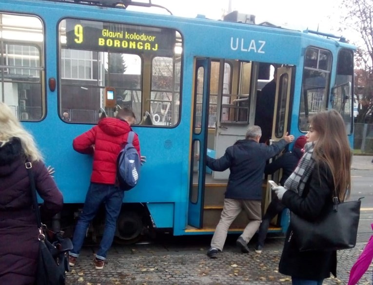 Putnici jutros gurali ZET-ov pokvareni tramvaj, pogledajte slike