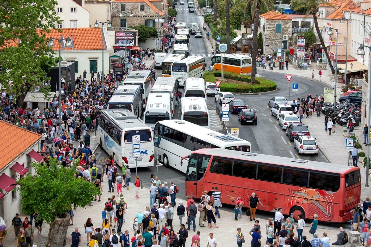 Dubrovački gradonačelnik za prometni kolaps optužio Uber i taksiste iz Zagreba