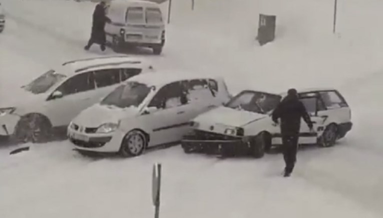 Snijeg izazvao velike probleme i lančane sudare u BiH, pogledajte snimku