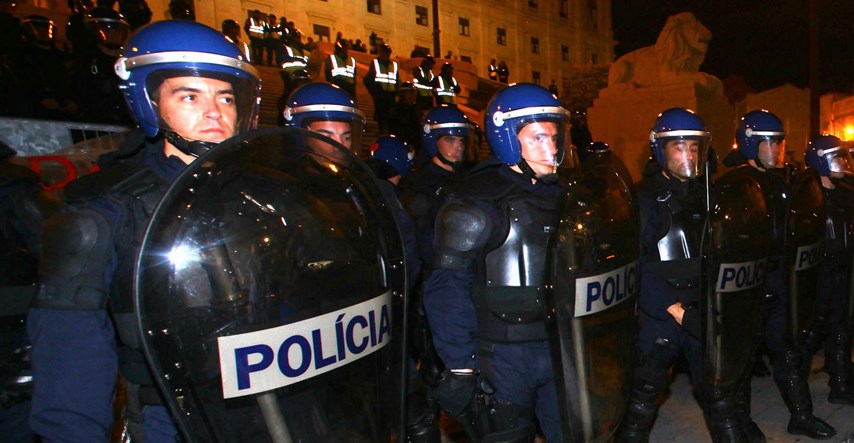 Molotovljevim koktelima napadnuta policijska postaja u Portugalu, gorjeli i auti
