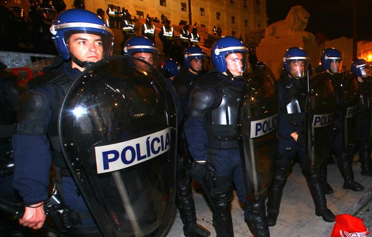 Molotovljevim koktelima napadnuta policijska postaja u Portugalu, gorjeli i auti